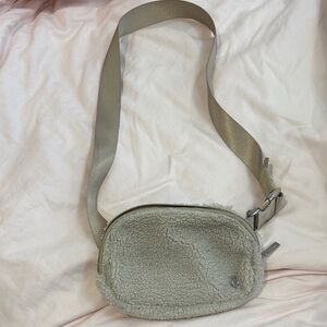 Cozy Lululemon Crossbody 1L Belt Bag - Cream/taupe